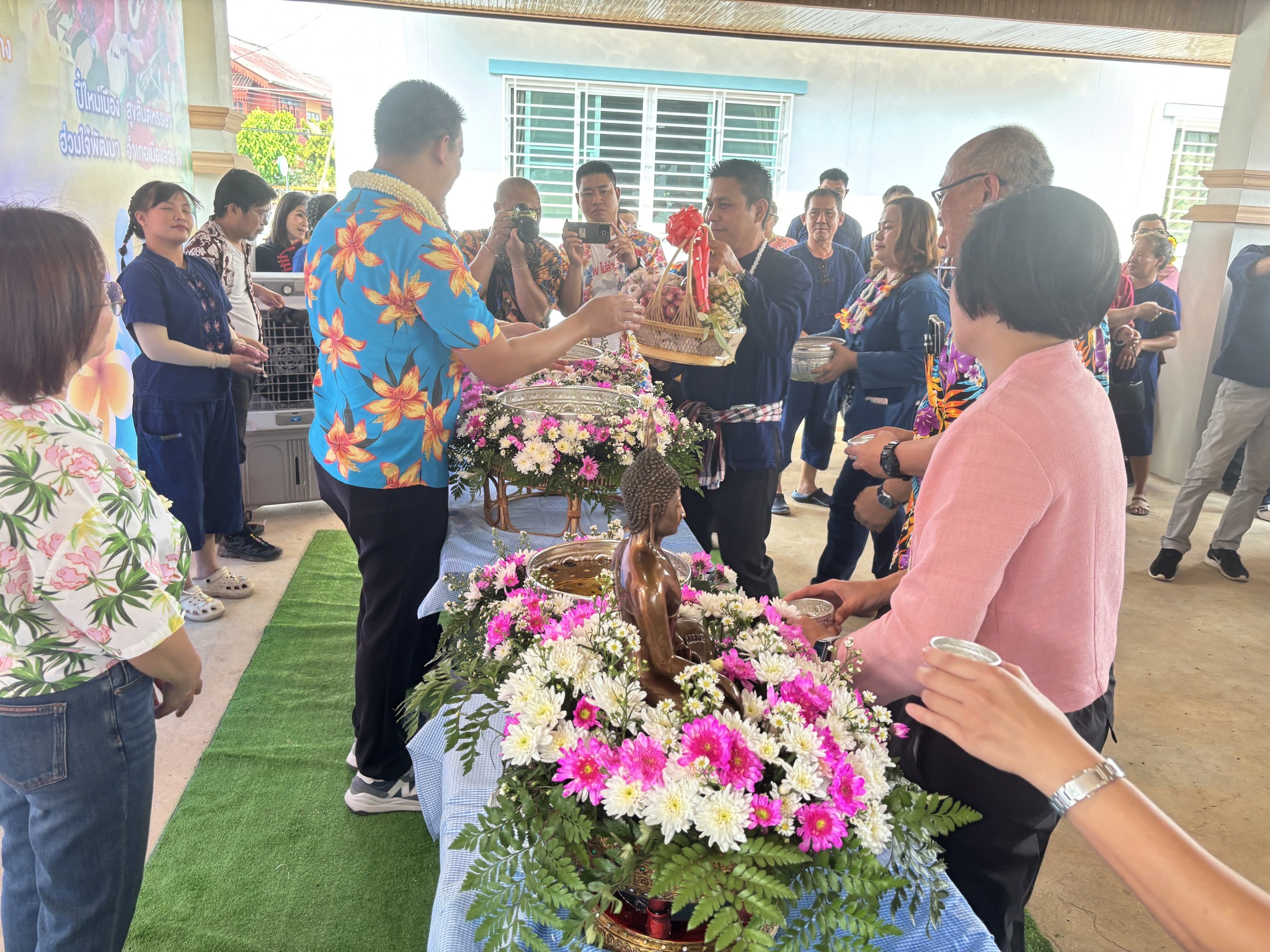 กิจกรรมร่วมพิธีสืบสานประเพณีสงกรานต์ รดน้ำดำหัวขอพร "นายอำเภอเมืองลำปางและภริยา